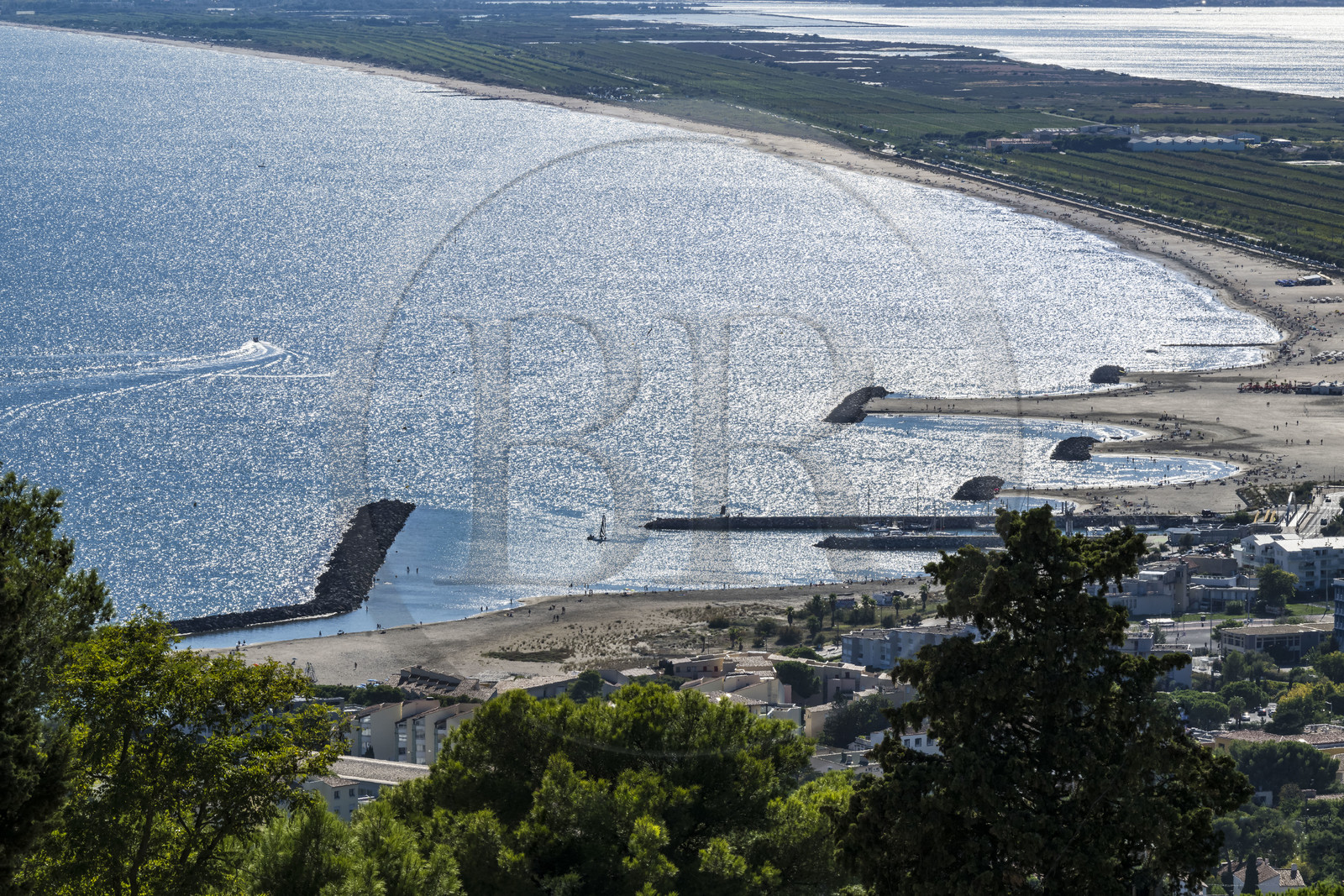 France, Hérault (34), Sète, les plages de sable de Sète vues depuis le Mont Saint-Clair avec leurs brise-lames