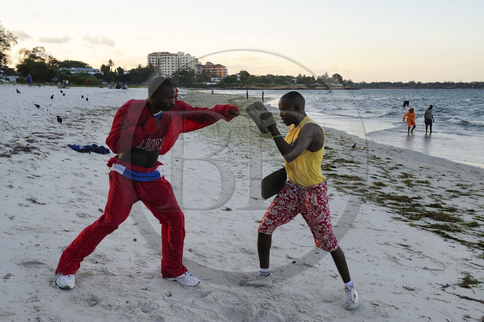 Tanzanie, Dar es-Salaam, boxeurs amateurs à l'entrainement sur la plage de Ocean road dans le quartier de Kivukoni Tanzanie, Dar es-Salaam, boxeurs amateurs à l'entrainement sur la plage de Ocean road dans le quartier de Kivukoni