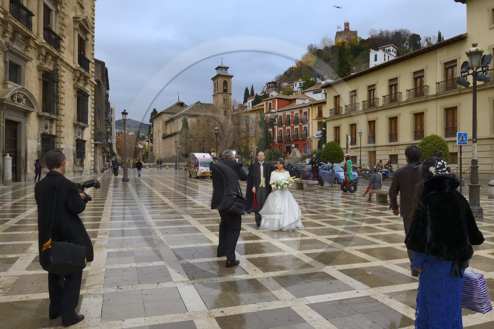 Espagne, Andalousie, Grenade, mariage sur la plaza Nueva surplombée par l'Alcazaba de l'Alhambra