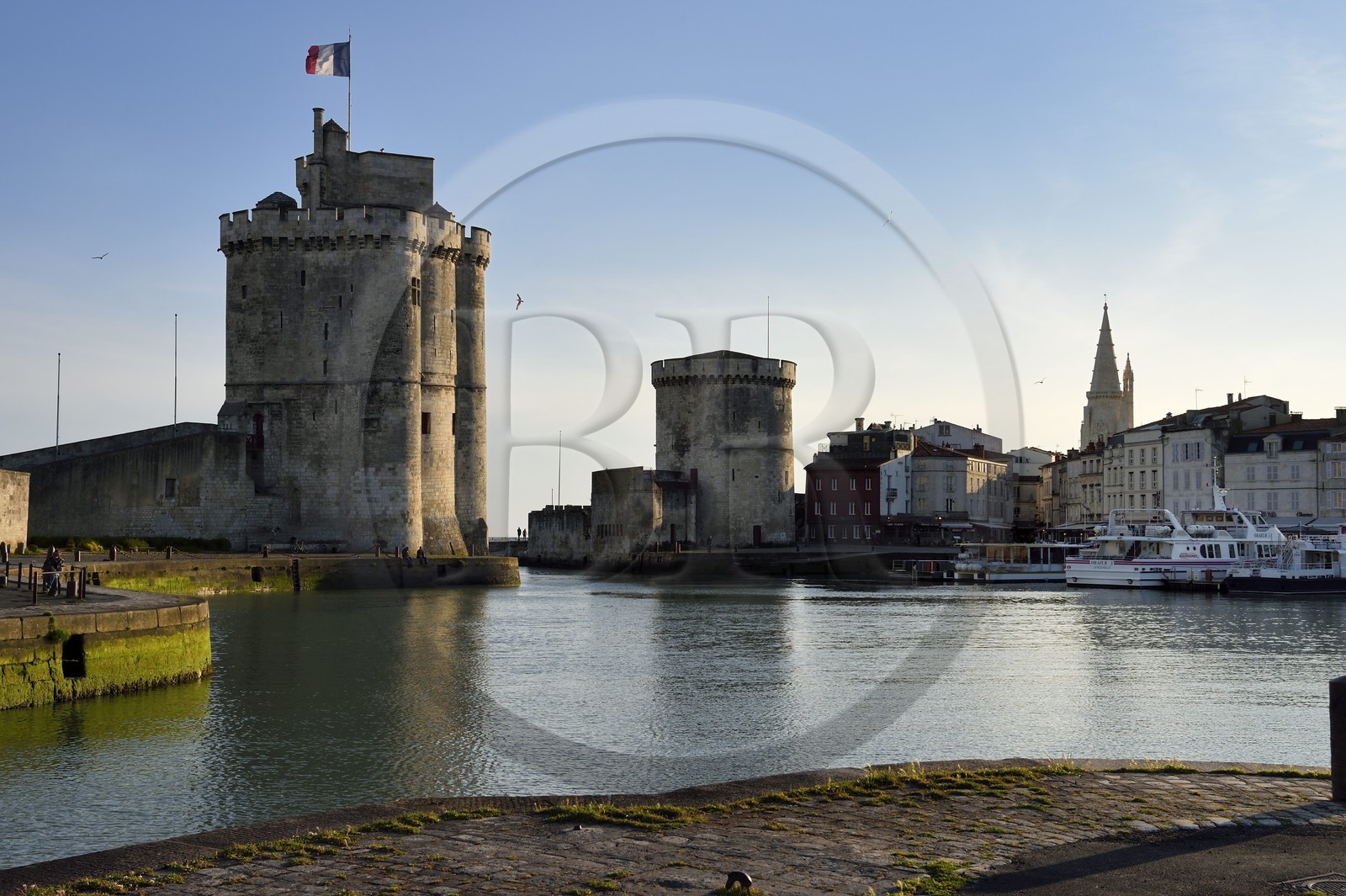 France, Charente-Maritime (17), La Rochelle, la Tour Saint-Nicolas à gauche et la Tour de la Chaîne à droite protègent l'entrée du Vieux Port, la tour de la Lanterne en arrière plan