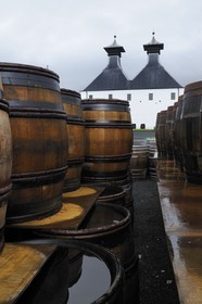 Royaume-Uni, Ecosse, Hébrides intérieures, Ile de Islay, Port Ellen, distillerie de whisky Ardbeg, stockage des tonneaux en extérieur