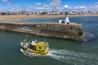 France, Vendée (85), Les-Sables-d'Olonne, la balise d'entrée du chenal au bout de la jetée des skippers classés de la course du Vendée Globe et bateau de pêche entrant dans le chenal d'accès aux ports (vue aérienne)