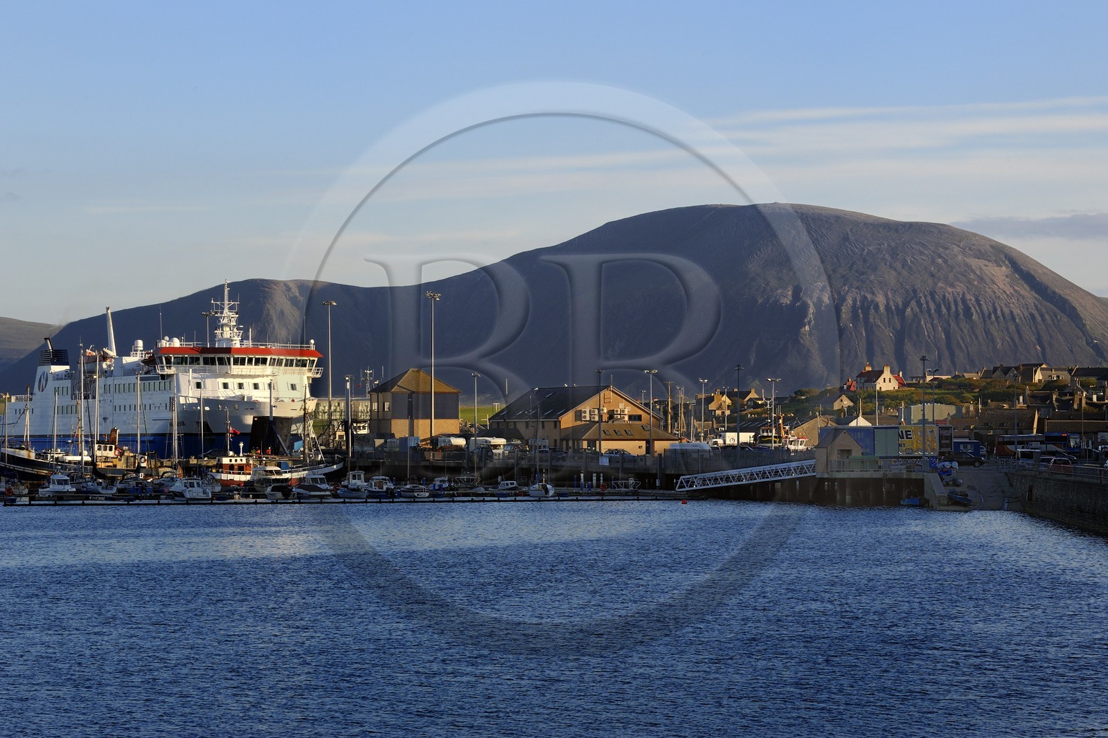 Royaume-Uni, Ecosse, Iles Orcades, Ile de Mainland, le port de Stromness devant Ward Hill sur Hoy qui est la plus haute colline dans les Orcades