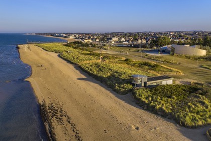 France, Calvados (14), Courseulles-sur-Mer, Centre Juno Beach, musée consacré au role du Canada lors de la Seconde Guerre Mondiale (vue aérienne)