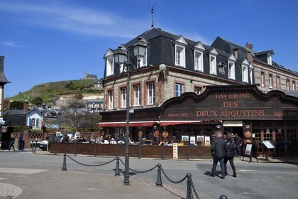 France, Seine-Maritime (76), Pays de Caux, Côte d'Albâtre, le centre ville d'Etretat surplombé par l'église Notre-Dame-de-la-Garde sur la falaise d'Amont, la taverne des deux Augustins