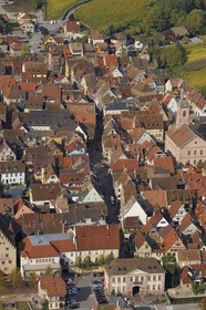 France, Haut-Rhin (68), Riquewihr, le coeur historique (photo aérienne)