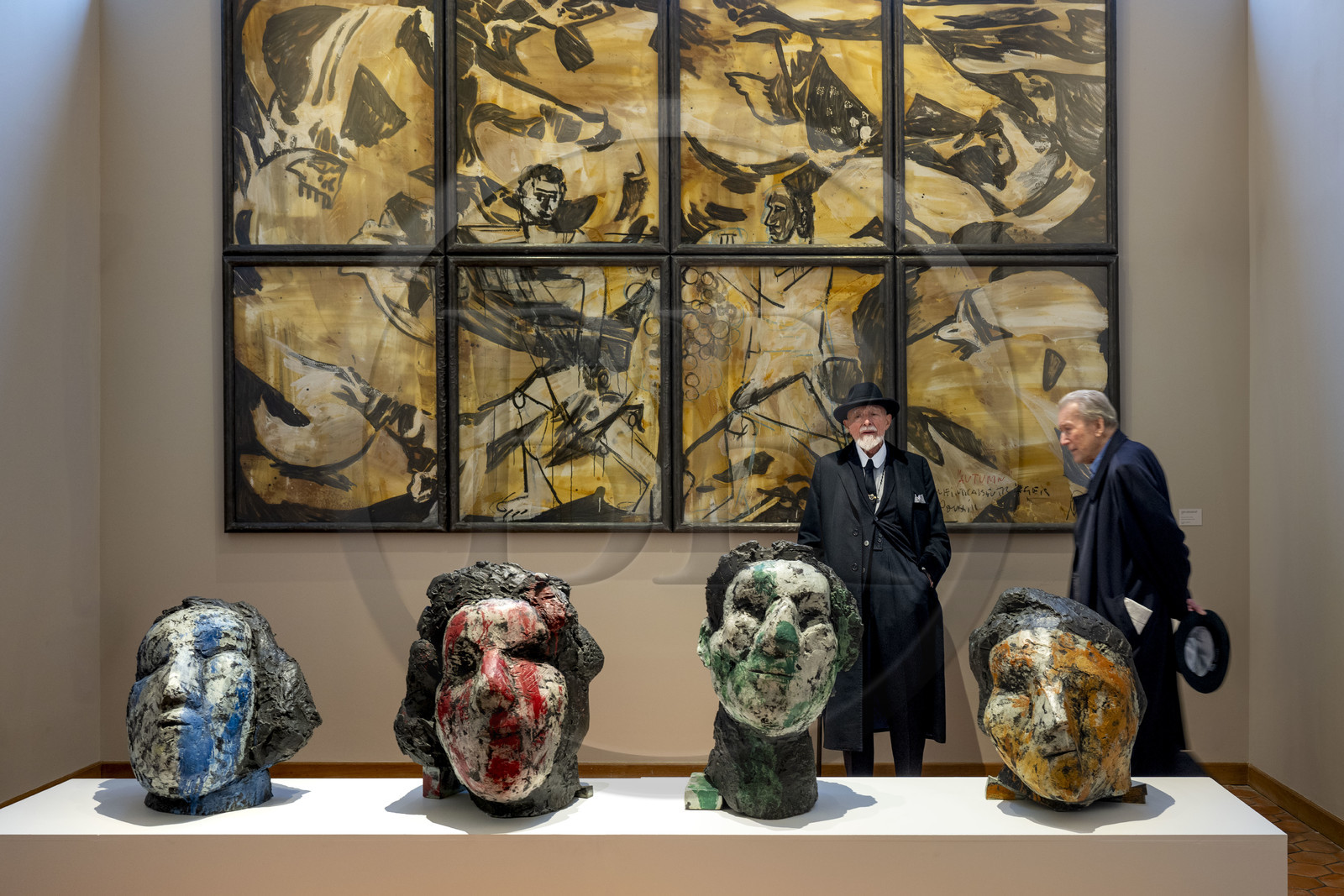 France, Paris (75), Musée Maillol, le peintre et sculpteur allemand Markus Lüpertz lors de son exposition en dialogue avec l'oeuvre d'Aristide Maillol, son galeriste Michael Werner à sa droite,  bronzes peints et technique mixte sur papier