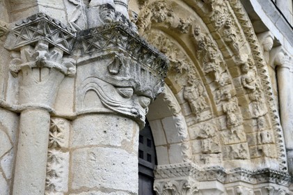France, Charente-Maritime (17), Echillais, l'église romane Notre-Dame du XIIe siècle classée monument historique, le Grand'Goule, un des chapiteaux de la facade occidentale