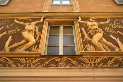 France, Alpes-Maritimes (06), Nice, vieille ville, rue de la Poissonnerie, fresque en haut-relief (1584) représentant Adam et Eve dans le jardin d'Eden et son décor en sgraffito