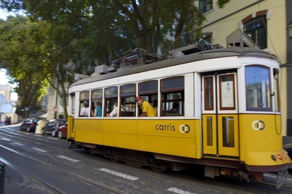 Portugal, Lisbonne, quartier de l'Alfama, tramway (electricos) dans la rua Limoeiro
