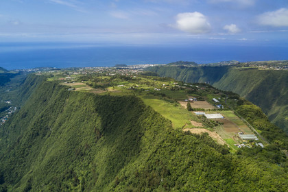 France, Ile de la Reunion, Saint-Joseph, Grand-Coude, plateau situé entre la rivière des Remparts à l'Ouest (droite) et la rivière Langevin à l'Est (gauche) (vue aérienne)