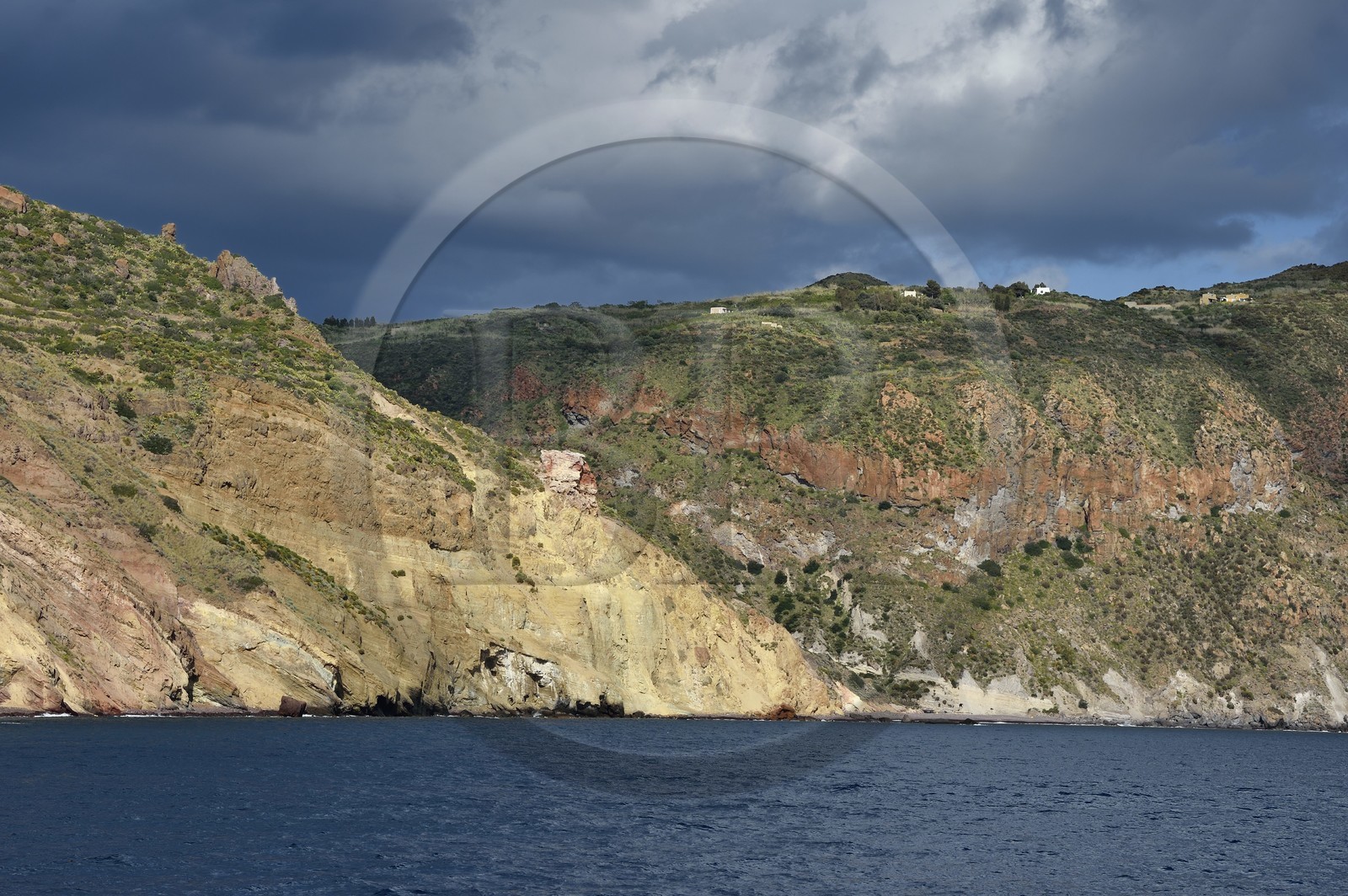 Italie, Sicile, iles Eoliennes, classées Patrimoine Mondial de l'UNESCO, Ile de Lipari, les falaises de la côte Sud-Ouest de l'île à Quattrocchi