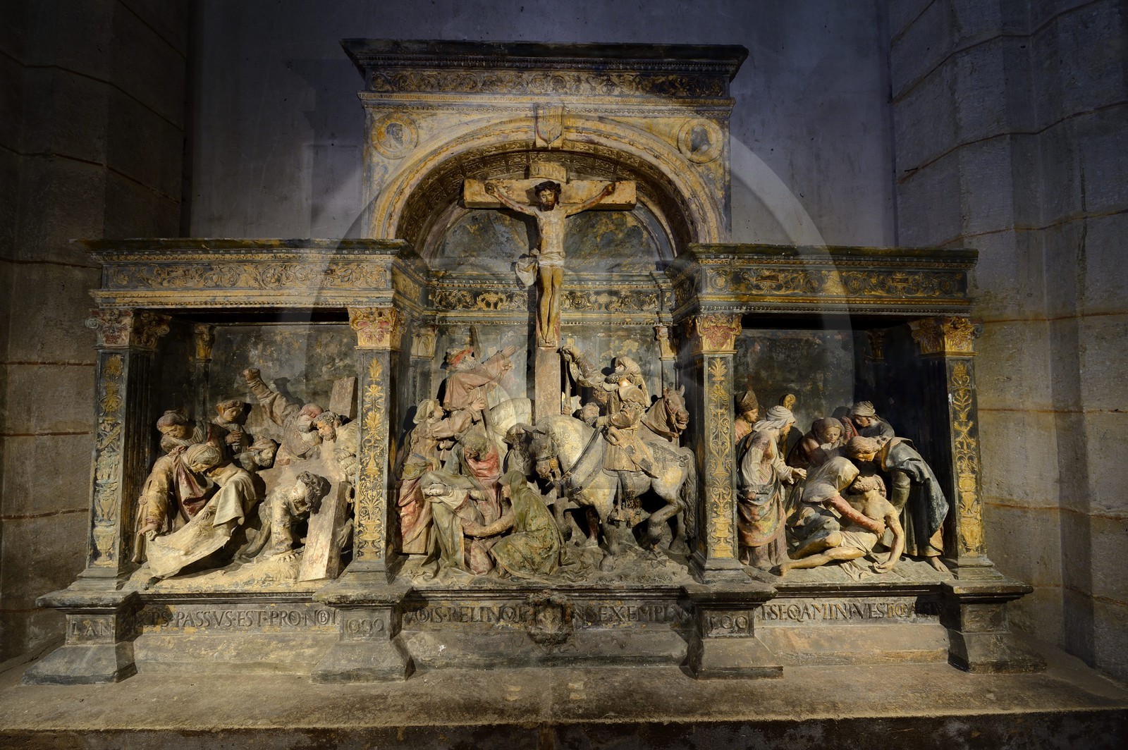 France, Meuse (55), Parc régional de Lorraine, Cotes de Meuse, Hattonchâtel, église collégiale Saint-Maur abritant un retable Renaissance qui représente trois épisodes de la Passion du Christ en pierre sculptée polychrome de 1523 attribué à Ligier Richier