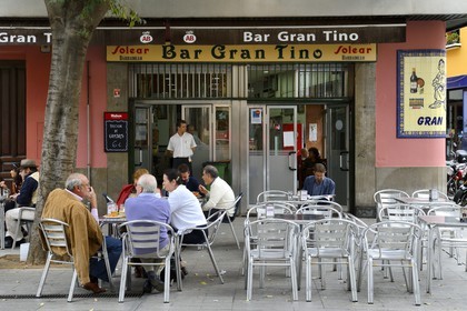 Espagne, Andalousie, Séville, quartier de Santa Cruz, bar à tapas de la plaza Alfalfa