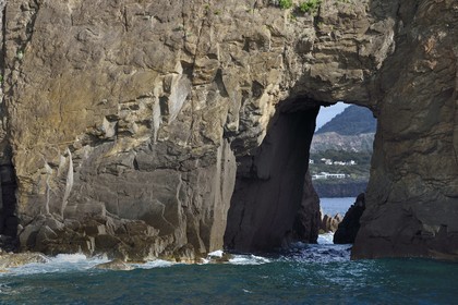 Italie, Sicile, iles Eoliennes, classées Patrimoine Mondial de l'UNESCO, Ile de Lipari, trouée dans les falaises de la côte Sud de l'île à Quattrocchi