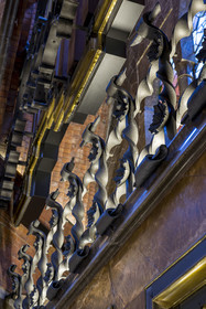 Espagne, Catalogne, Barcelone, le Palais Güell (Palau Güell) construit entre 1886 et 1891 et réalisé par l'architecte du modernisme catalan Antoni Gaudi, site classé au Patrimoine Mondial de l'UNESCO, travail du fer forgé sur des décors de fenêtres