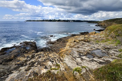 France, Finistere (29), Moelan sur Mer, the coast between Kerfany les Pins and the beach of Trenez along the GR 34 hiking trail or sentier des douaniers (customs trail)