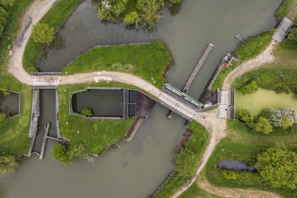 France, Vendée (85), Parc Interrégional du Marais Poitevin labellisé Grand Site de France, Maillé, l'aqueduc de Maillé qui permet au canal de Vix et au canal de la Jeune Autise de se croiser sans que leurs eaux ne se mélangent afin de séparer les eaux du marais desséché de celles du marais mouillé (vue aérienne)