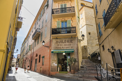 France, Alpes-Maritimes (06), Menton, la vieille ville, rue de Bréa au pied de la basilique