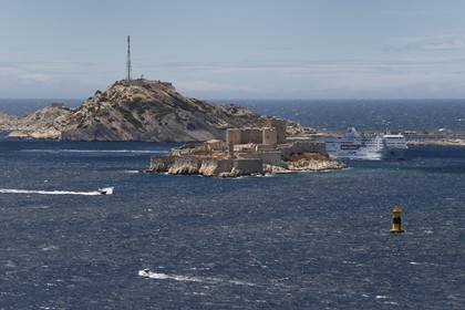 France, Bouches-du-Rhône (13), Marseille, Parc National des Calanques, Archipel des Iles du Frioul, ferry de Algerie Ferries et le chateau d'If en premier plan