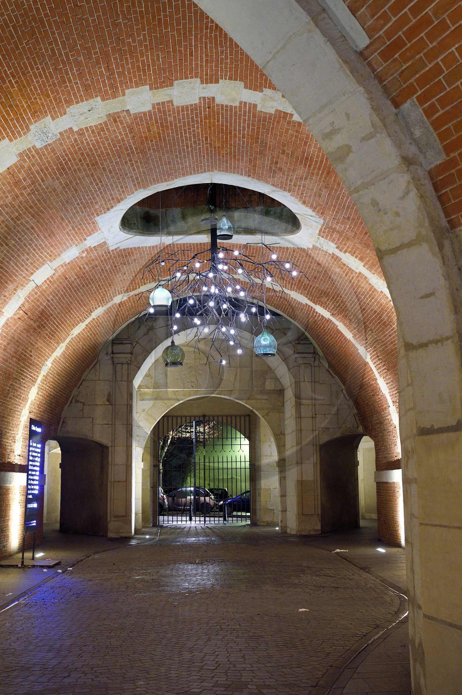 France, Meurthe-et-Moselle (54), Nancy, Porte de la Craffe lors de la fête de la Saint-Nicolas, vestige des fortifications médiévales, l'oeuvre Arbre Suspendu par le collectif Rue de la Casse