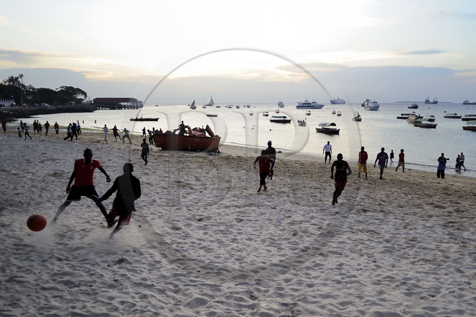 Tanzanie, archipel de Zanzibar, île de Unguja (Zanzibar), ville de Zanzibar, quartier Stone Town, classé Patrimoine Mondial de l' UNESCO, joueurs de fooball sur la plage