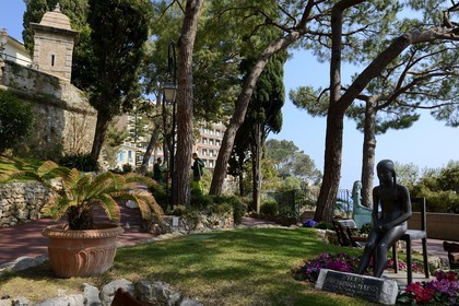 Principauté de Monaco, Monaco, le jardin Sainte Barbe sur le Rocher, scultpure Fille Sur Une Chaise de Keld Moseholm Jorgensen (1981)
