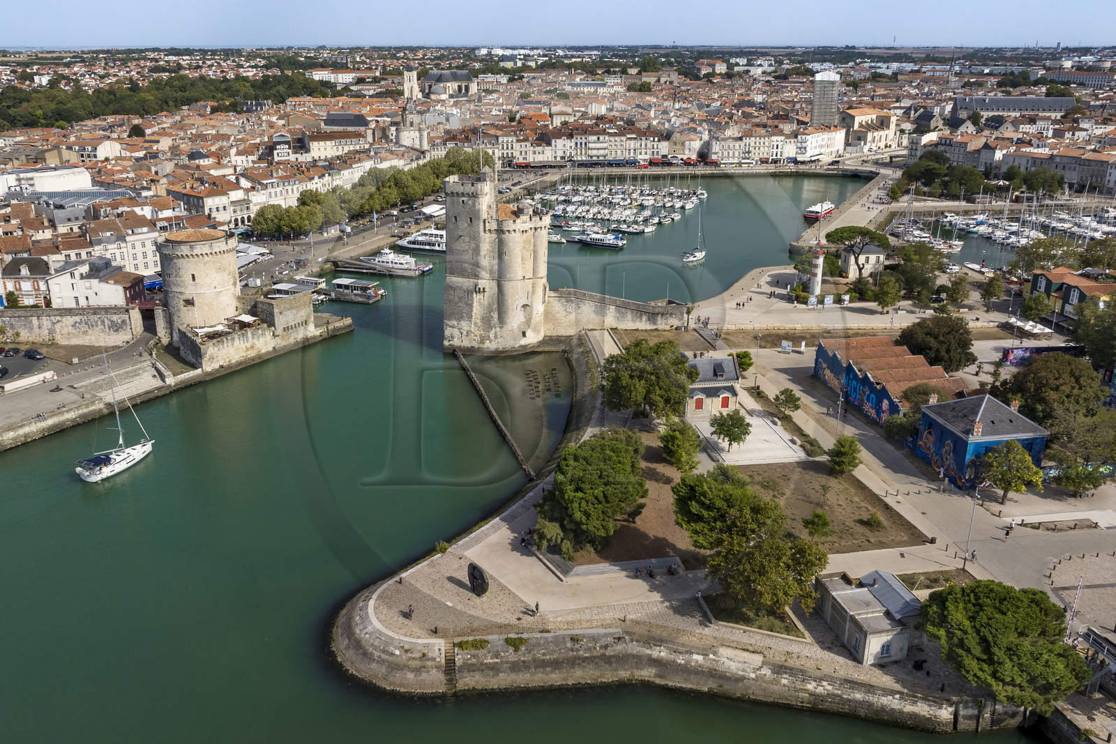 France, Charente-Maritime (17), La Rochelle, la Tour de la Chaine à gauche et la Tour Saint-Nicolas à droite protègent l'entrée du Vieux Port (vue aérienne)
