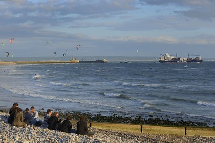 France, Seine-Maritime (76), Le Havre, observation du passage des grands porte-containers depuis la grande plage à Sainte-Adresse
