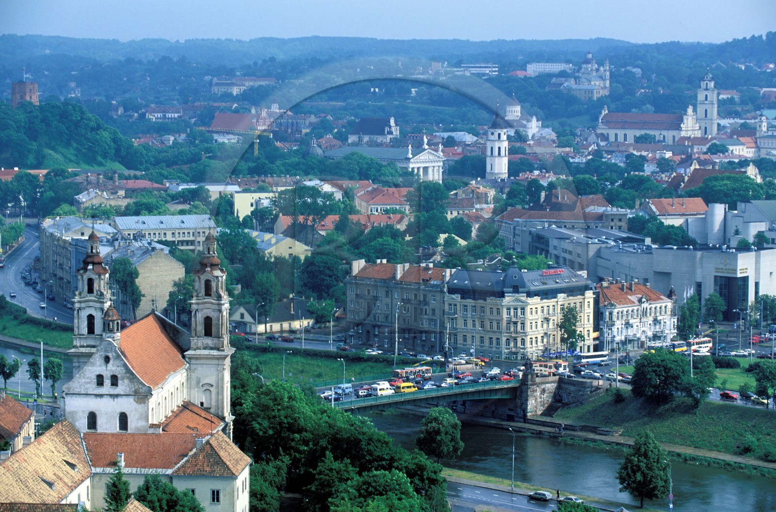 Lituanie (Pays Baltes), Vilnius, centre historique derrière le fleuve Neris, classé Patrimoine Mondial de l'UNESCO