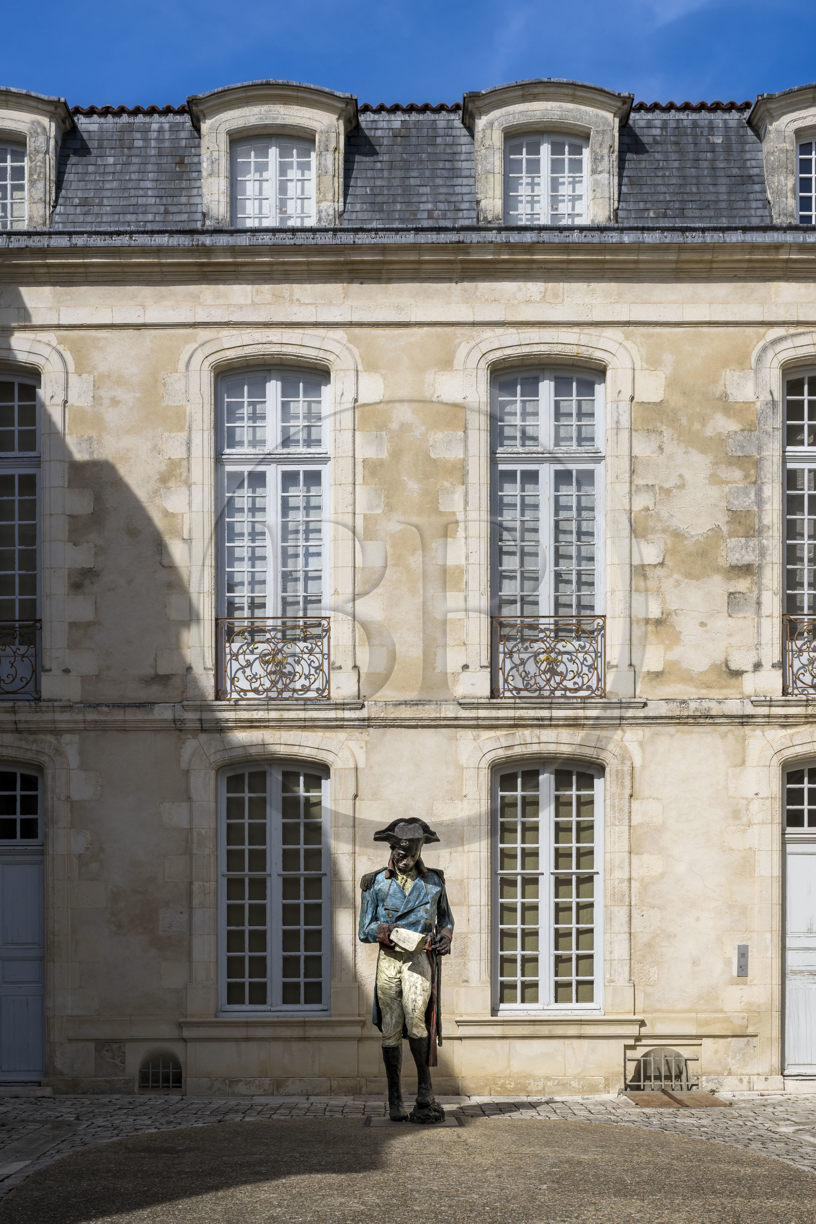 France, Charente-Maritime (17), La Rochelle, c dans l'Hotel Fleuriau, statue de Toussaint Louverture (2014) réalisé par l'artiste Ousmane Sow France, Charente-Maritime (17), La Rochelle, c dans l'Hotel Fleuriau, statue de Toussaint Louverture (2014) réalisé par l'artiste Ousmane Sow