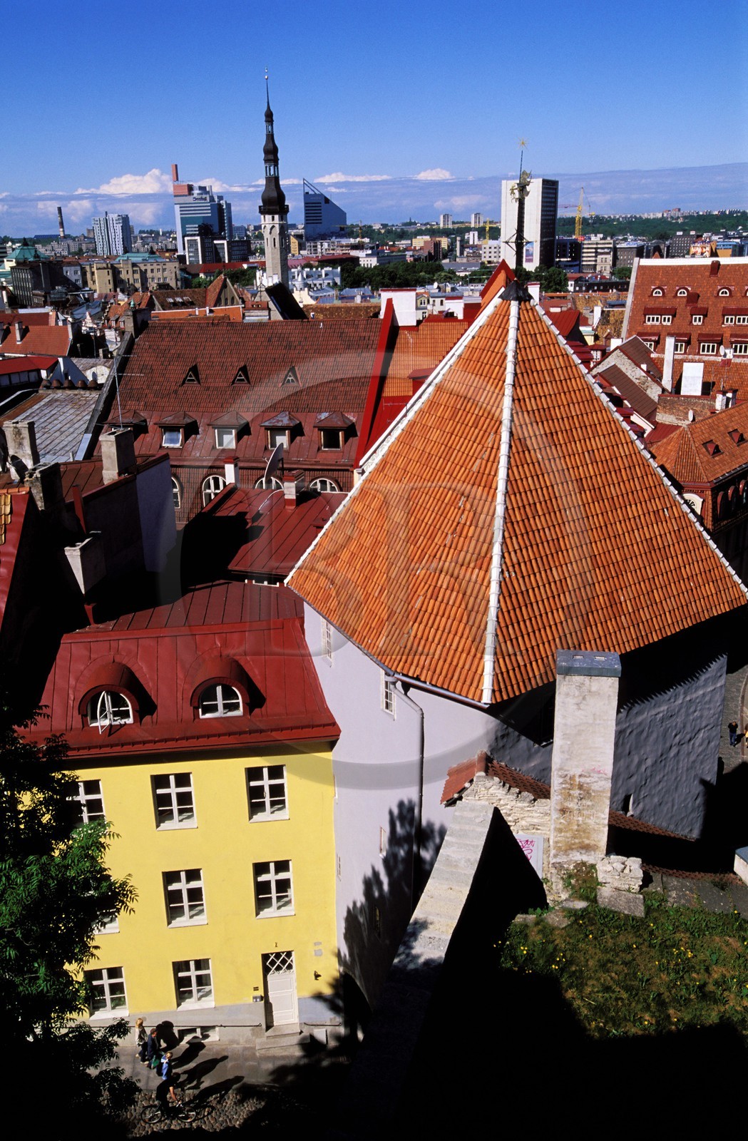 Estonie (Pays Baltes), région de Harju, Tallinn, capitale européenne de la culture 2011, ancienne porte de la ville dans la tour de la rue Pikk Jalg, qui protège l'accès à la ville haute de Toompea Estonie (Pays Baltes), région de Harju, Tallinn, capitale européenne de la culture 2011, ancienne porte de la ville dans la tour de la rue Pikk Jalg, qui protège l'accès à la ville haute de Toompea