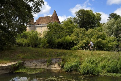 France, Dordogne, Perigord Blanc, Douzillac near Neuvic, Mauriac castle along the river Isle that follows the Greenway cycle route (Veloroute Voie verte)