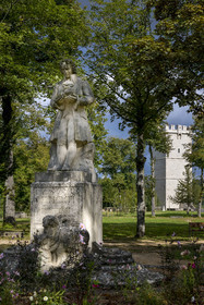 France, Côte-d'Or (21), Montbard, Musée Parc Buffon, parc Buffon, statue de Louis Jean-Marie Daubenton et la tour du chateau en arrière plan