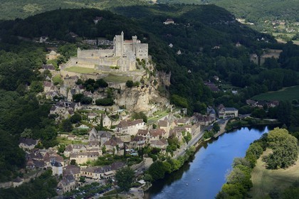 France, Dordogne (24), Périgord Noir, vallée de la Dordogne, Beynac-et-Cazenac, labellisé Les Plus Beaux Villages de France, château sur un éperon rocheux au dessus de la rivière Dordogne (vue aérienne)