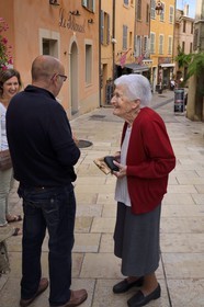 France, Var, Bormes les Mimosas, inhabitants in the rue Carnot, main street of the old town