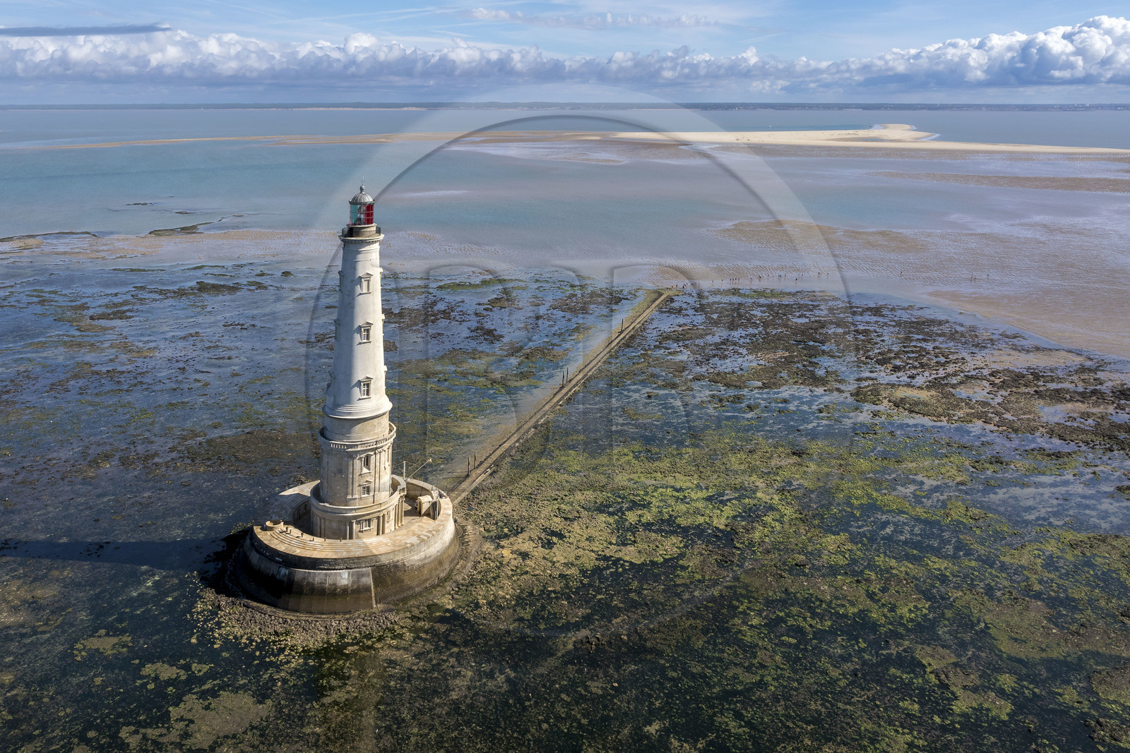 France, Gironde (33), le Verdon-sur-Mer, plateau rocheux de Cordouan à marée basse, phare de Cordouan, classé Patrimoine Mondial de l'UNESCO (vue aérienne)