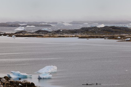 Groenland, fjord de Nanortalik au sud du pays, kayaks progressant entre les icebergs
