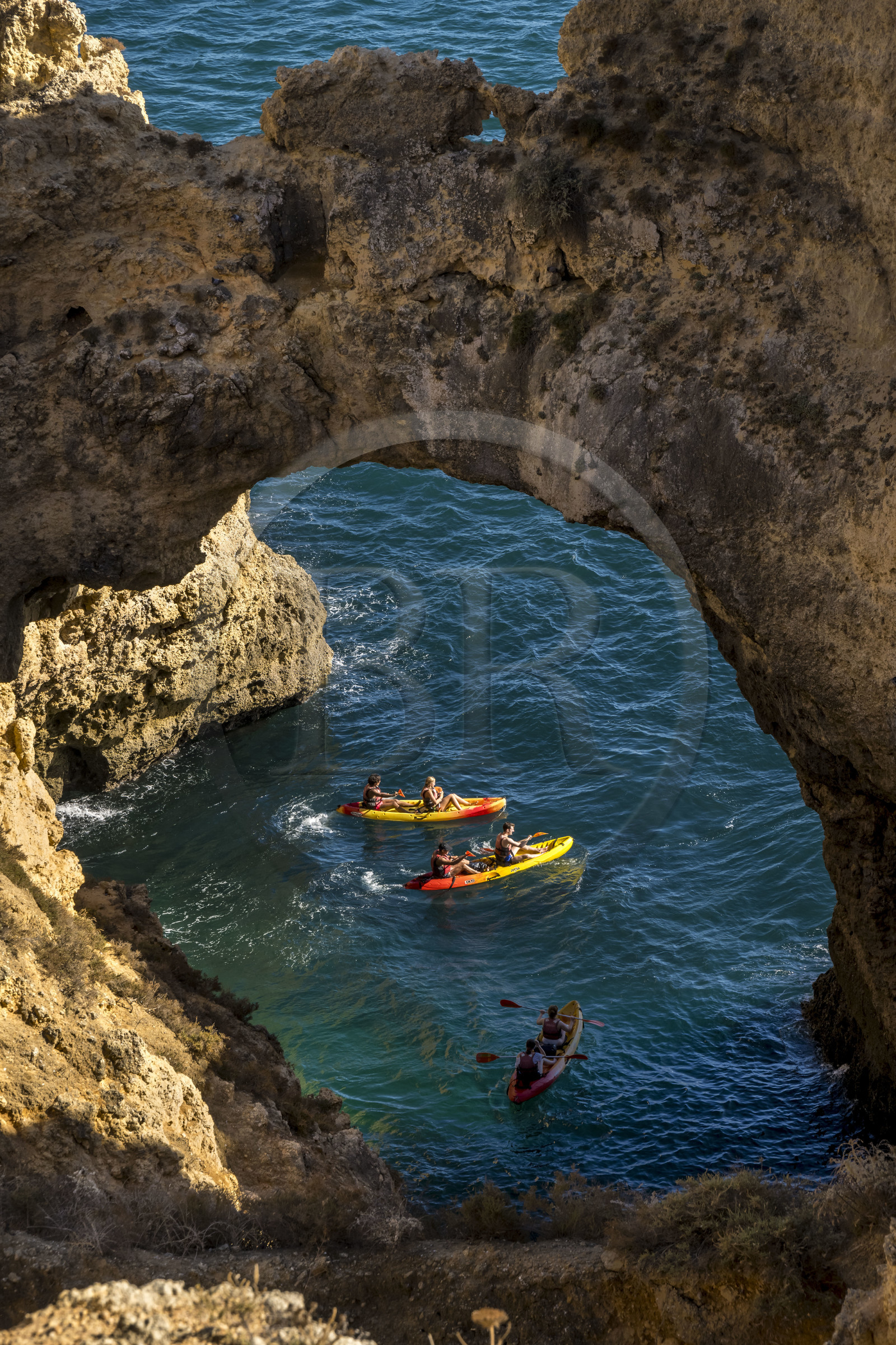 Portugal, Algarve, Lagos, randonnée en kayak au pied des falaises escarpées de la Ponta da Piedade
