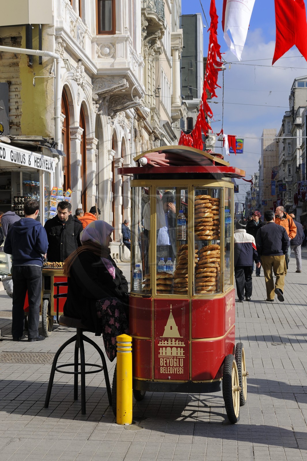 Turquie, Istanbul, quartier de Beyoglu, vendeuse de simit (petits pains turcs) dans la grande artère Istiklal Caddesi de la ville européenne