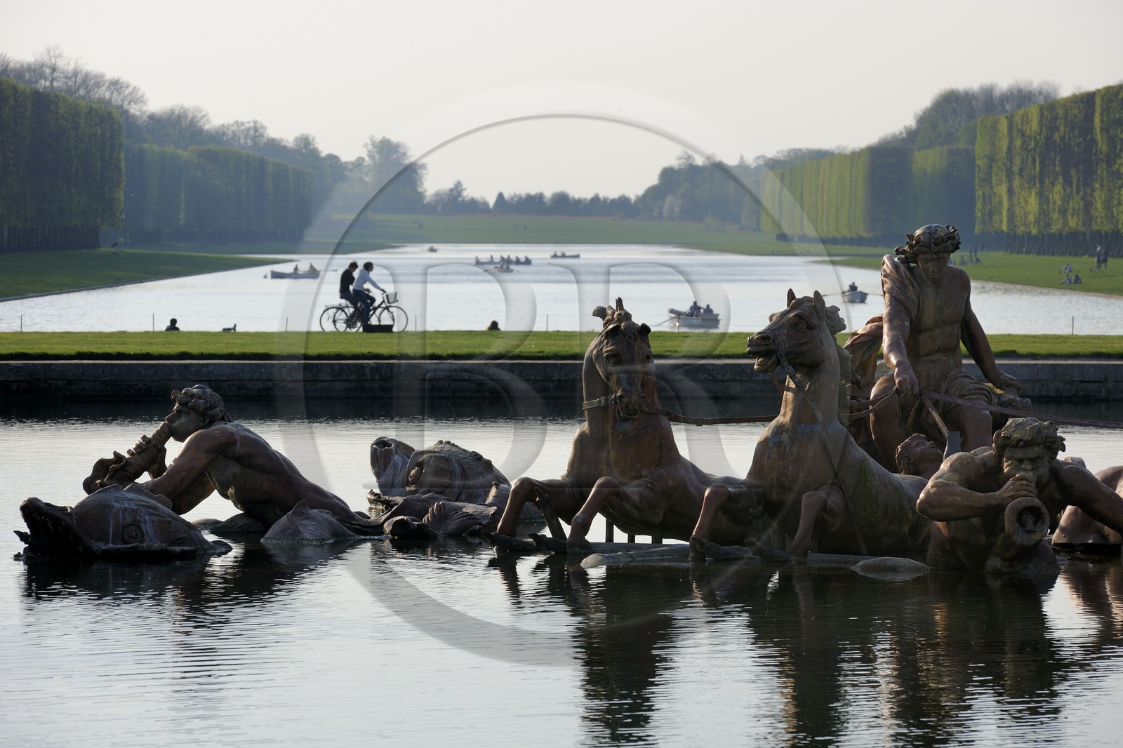 France, Yvelines (78), parc du château de Versailles, classé Patrimoine Mondial de l'UNESCO, le bassin d' Apollon et le Grand Canal