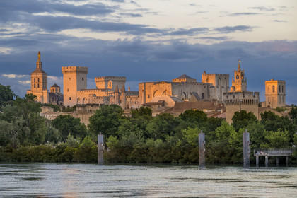 France, Vaucluse (84), Avignon, la cathédrale des Doms et le Palais des Papes classés Patrimoine mondial de l'UNESCO, en bordure du Rhône