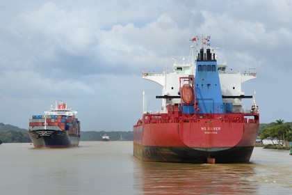 Panama, Canal de Panama à Gamboa, cargo Panamax porte-conteneurs coréen
