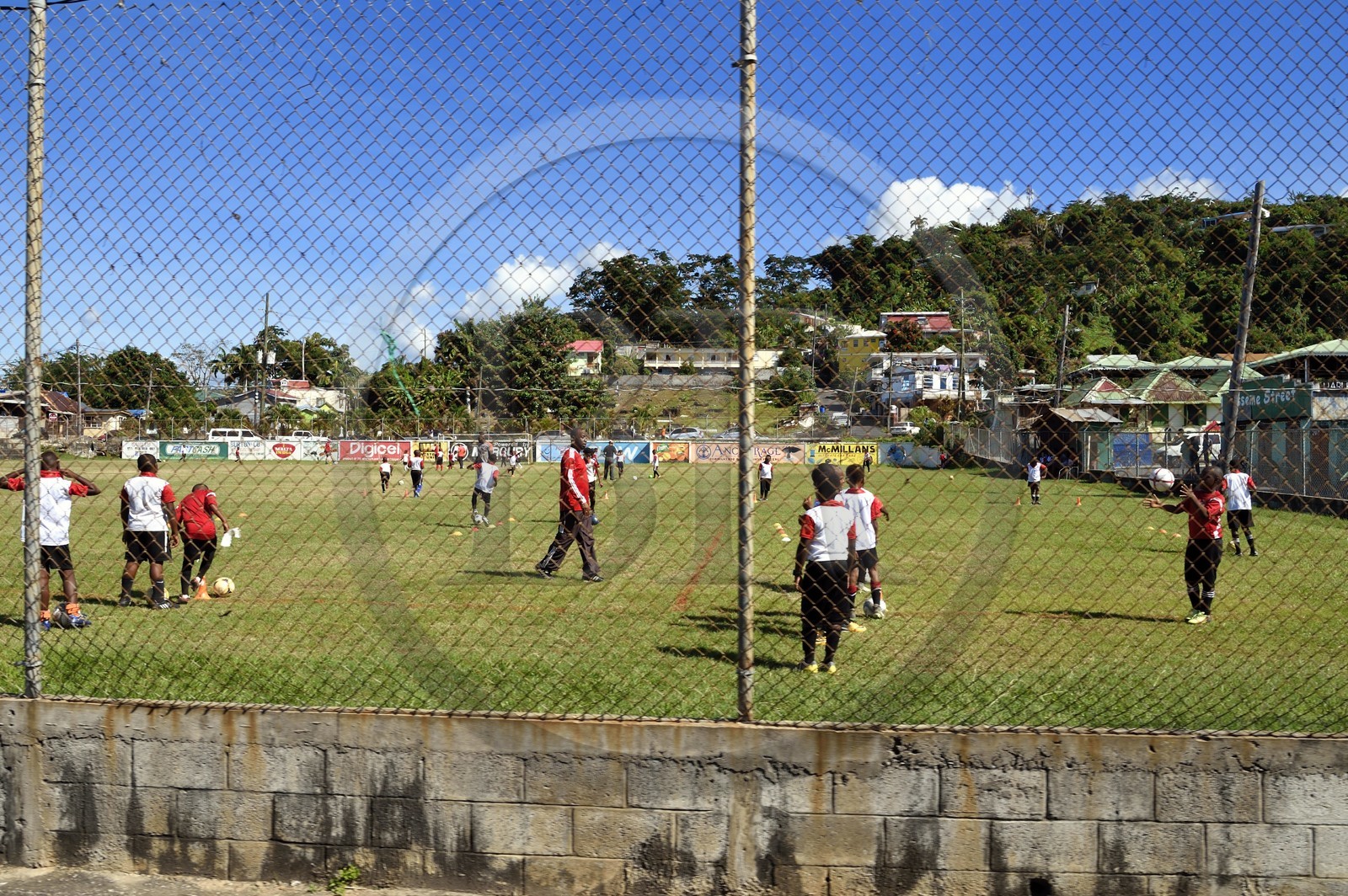 Caraïbes, Ile de la Dominique, la capitale Roseau, écoliers à l'entrainement de football
