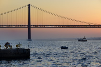 Portugal, région de Lisbonne, commune d'Almada au lieu dit Ponto Final sur la rive sud du Tage, le pont du 25 de Abril