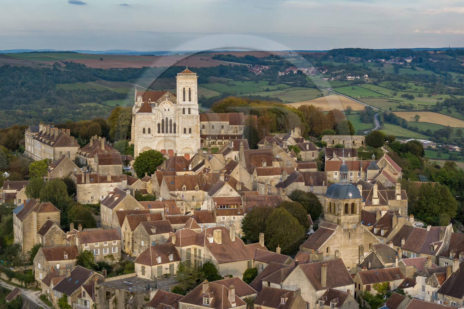 France, Yonne (89), parc naturel régional du Morvan, Vézelay, classé au Patrimoine Mondial de l'UNESCO, labellisé Les Plus Beaux Villages de France, point de départ de l'une des principales voies de pèlerinage de Saint-Jacques-de-Compostelle, la colline et la basilique Sainte-Marie-Madeleine (vue aérienne)