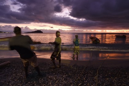 Caraïbes, Ile de la Dominique, baie de Soufrière, le village de Soufrière, pêche au filet en bordure de plage à la tombée de la nuit
