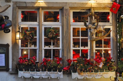 France, Bas Rhin (67), Strasbourg a Noel, decorations de Noel d'un restaurant dans le quartier de la Cathedrale