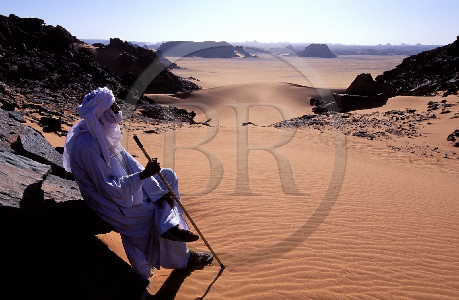 Libye, région du désert, Le Fezzan (Sahara), Touareg évoluant au milieu des rochers ruiniformes de la Tadrart-Akakus