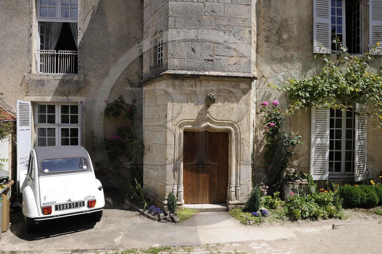 France, Côte d'Or (21), Flavigny-sur-Ozerain, hôtel particulier et deux-chevaux